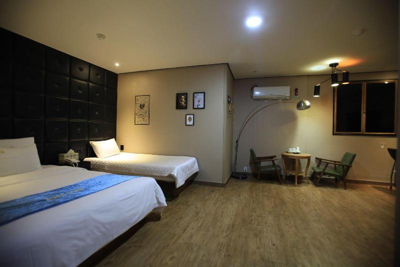 Chakan Hotel image