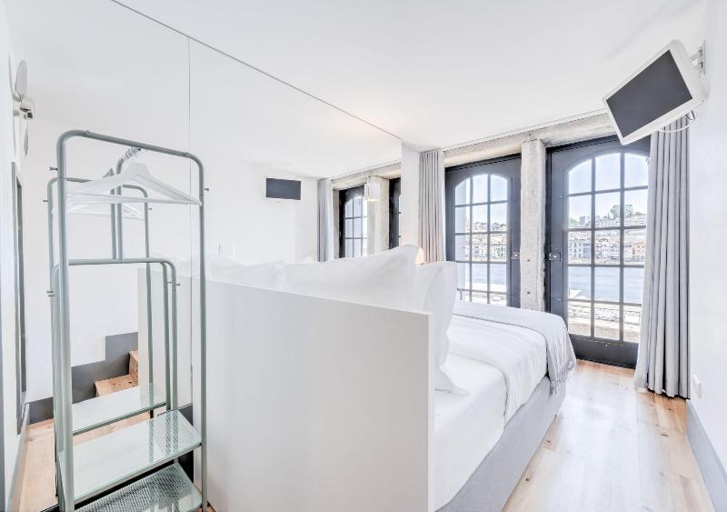 Homey River Suites image