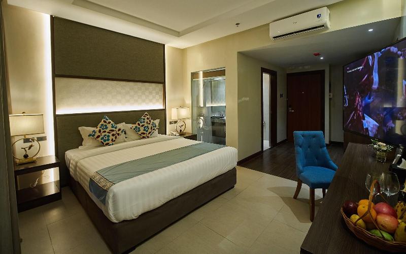 J7 Plaza Hotel image