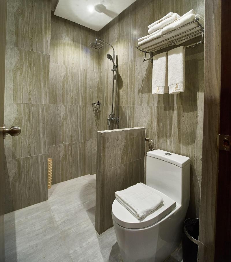 J7 Plaza Hotel image