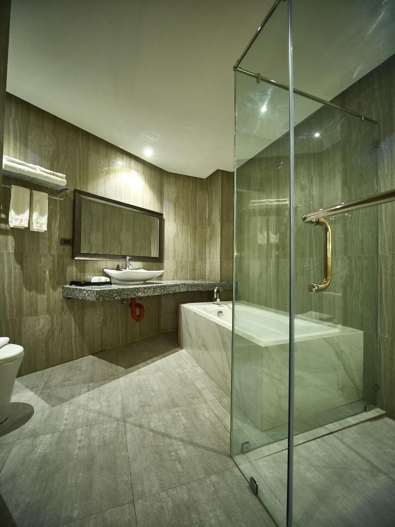 J7 Plaza Hotel image
