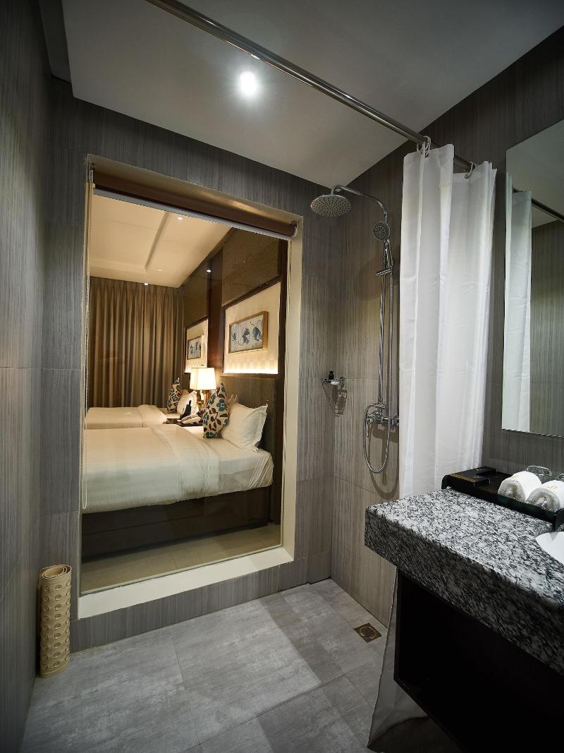 J7 Plaza Hotel image