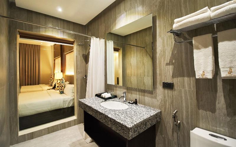 J7 Plaza Hotel image