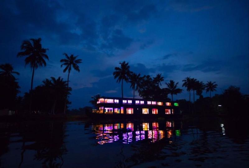 Indiavacationz Houseboat image