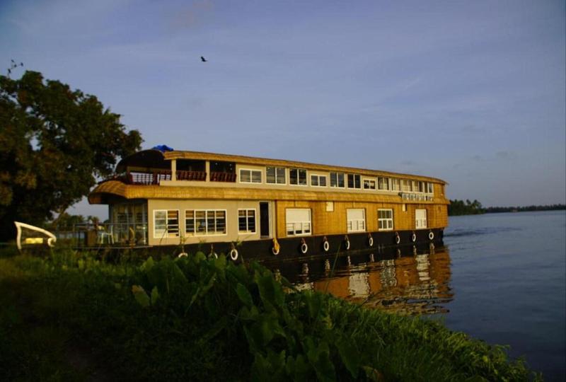 Indiavacationz Houseboat image