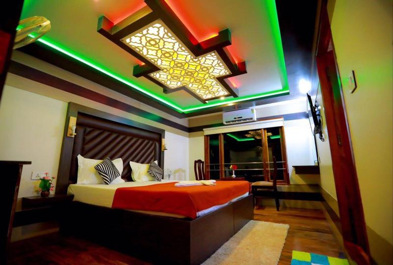 Indiavacationz Houseboat image