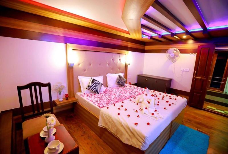 Indiavacationz Houseboat image