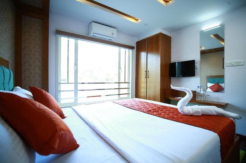 Indiavacationz Houseboat image