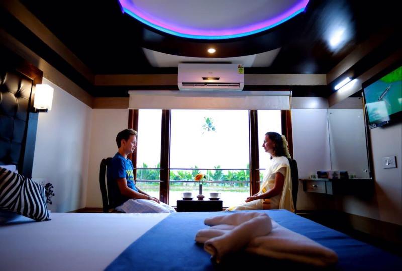 Indiavacationz Houseboat image