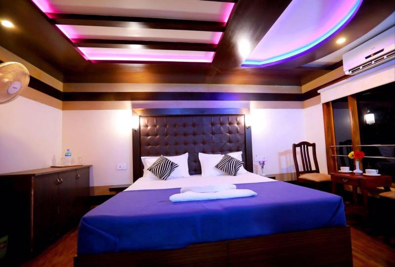 Indiavacationz Houseboat image