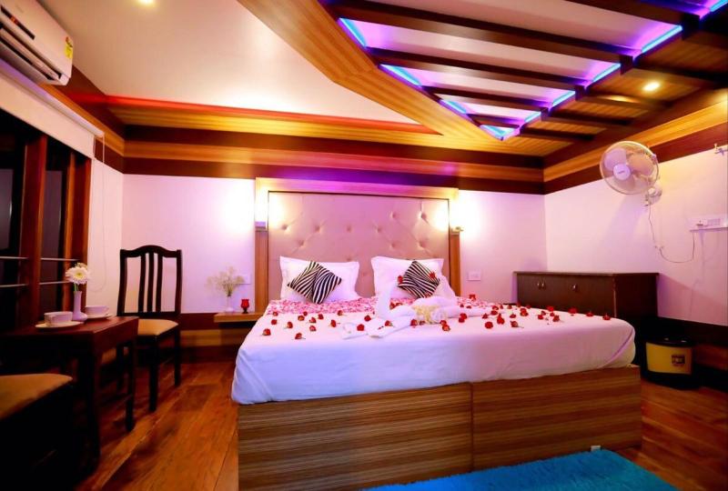 Indiavacationz Houseboat image