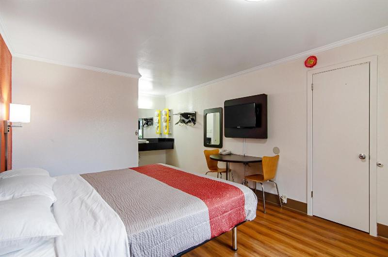 Motel 6 Bay Minette, AL image