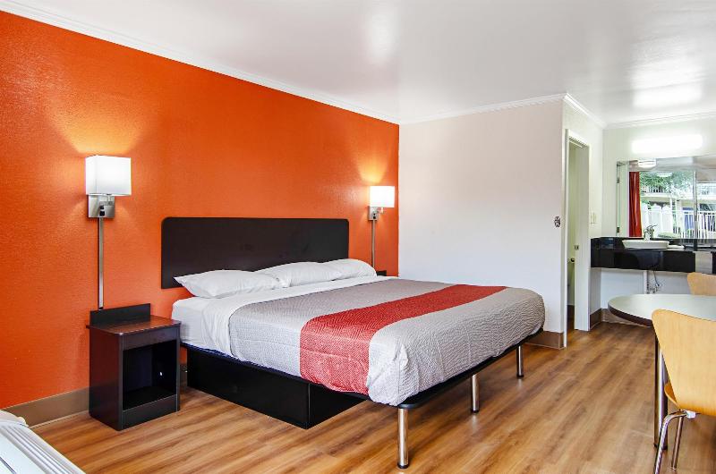 Motel 6 Bay Minette, AL image