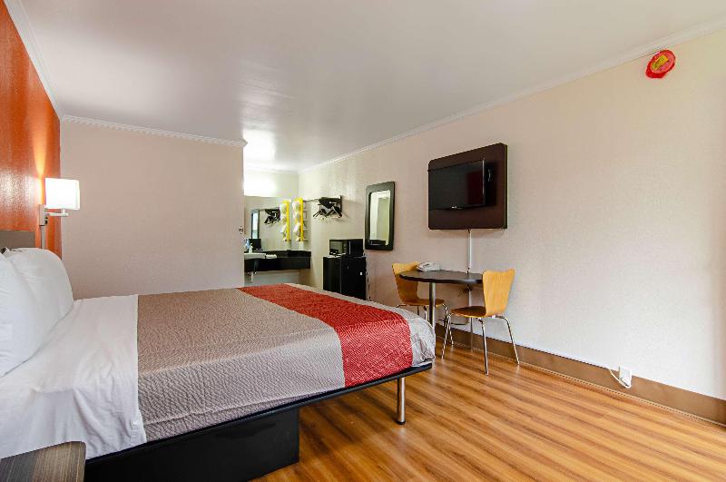 Motel 6 Bay Minette, AL image
