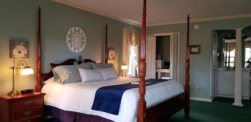 Evening Shade Inn image