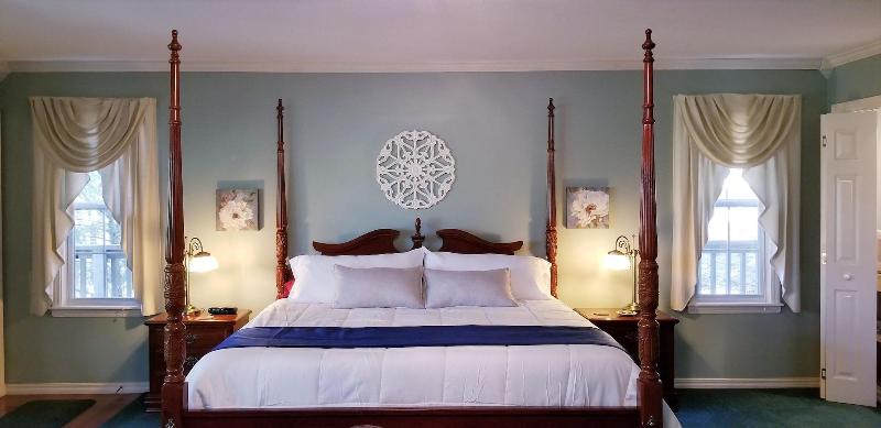 Evening Shade Inn image