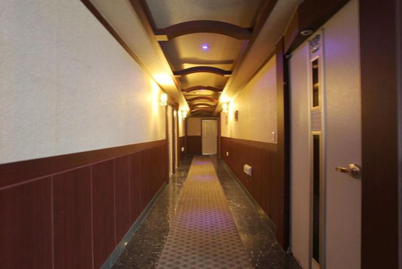 Motel Nine image