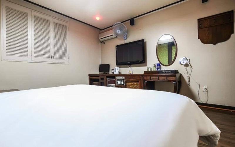 Motel Nine image