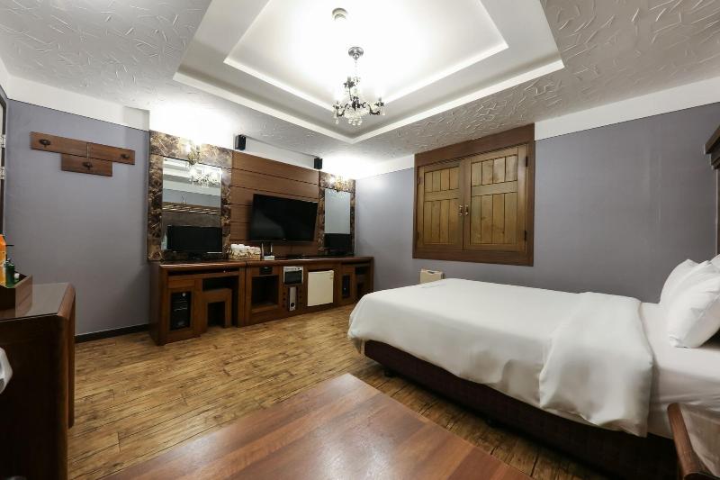 Amore Motel image