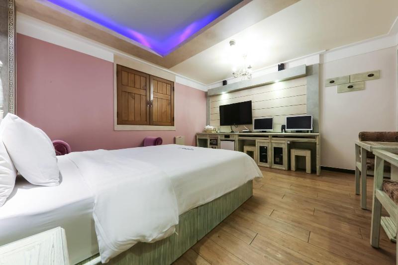 Amore Motel image