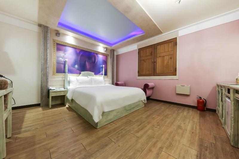Amore Motel image