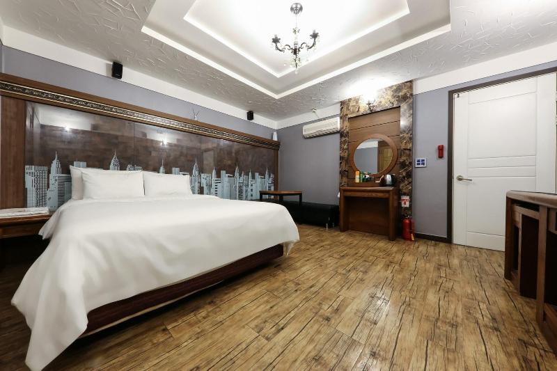 Amore Motel image