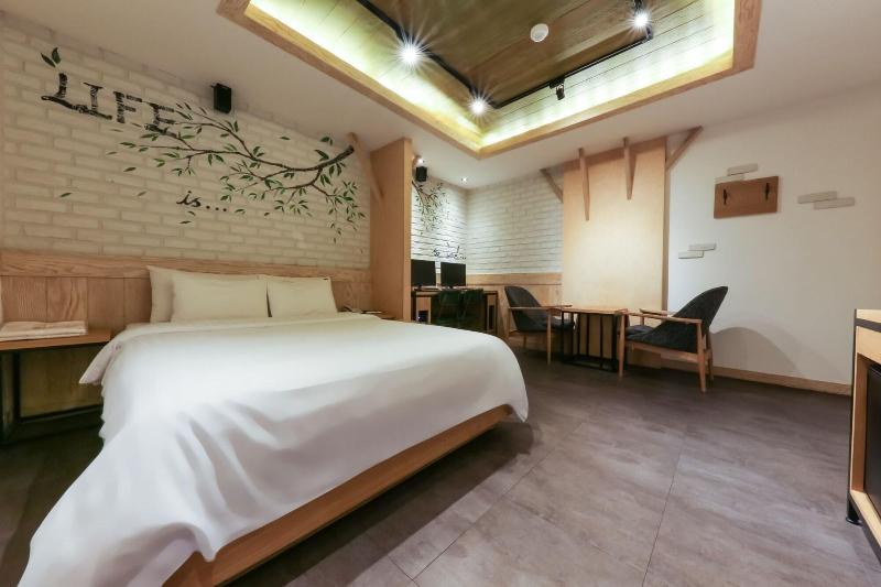Amore Motel image