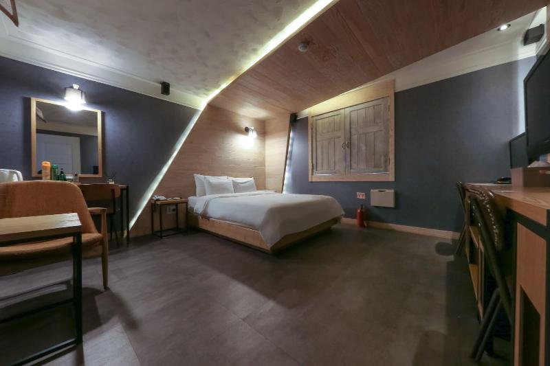 Amore Motel image