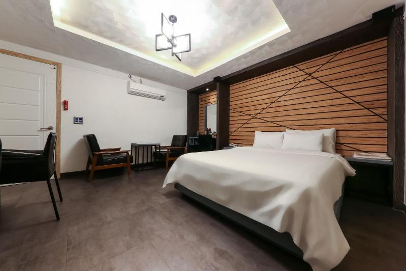 Amore Motel image