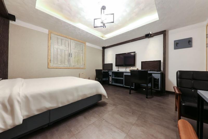 Amore Motel image