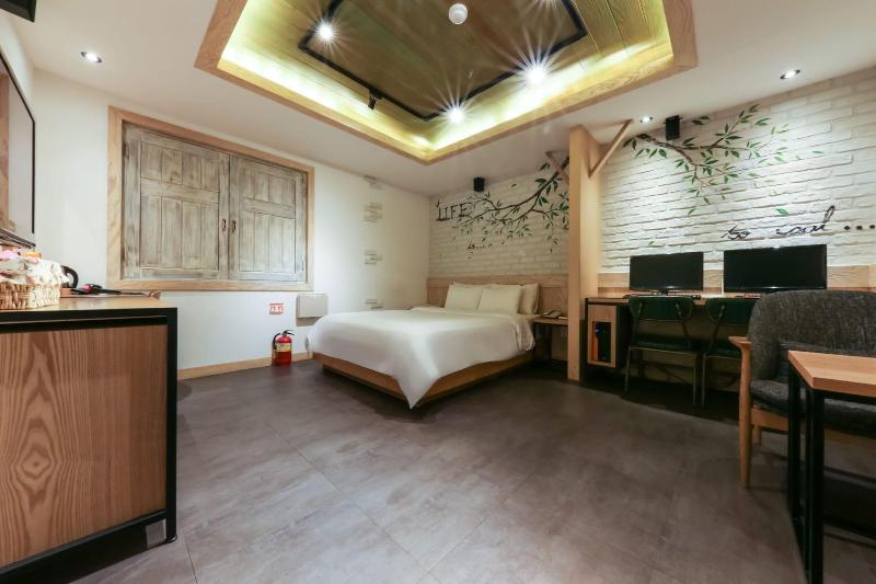 Amore Motel image