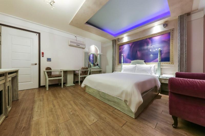 Amore Motel image