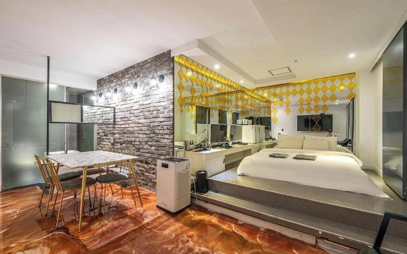 Plein Hotel image