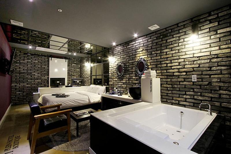 Plein Hotel image