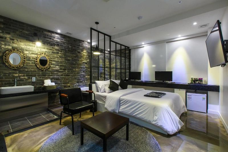 Plein Hotel image