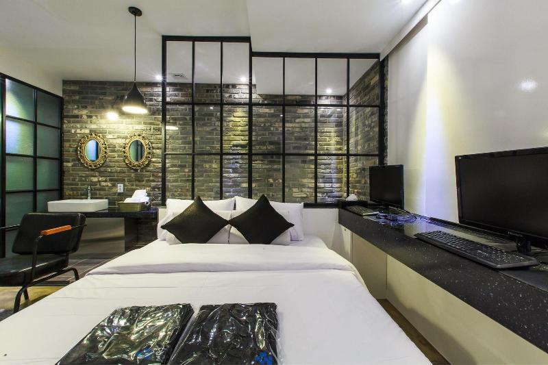 Plein Hotel image