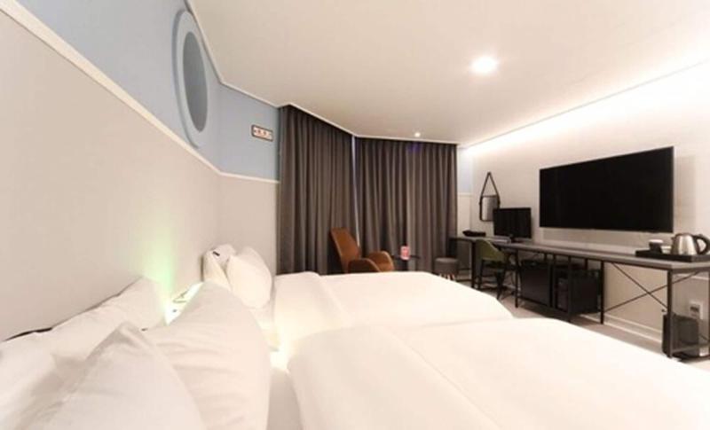Hotel Pier 48 image