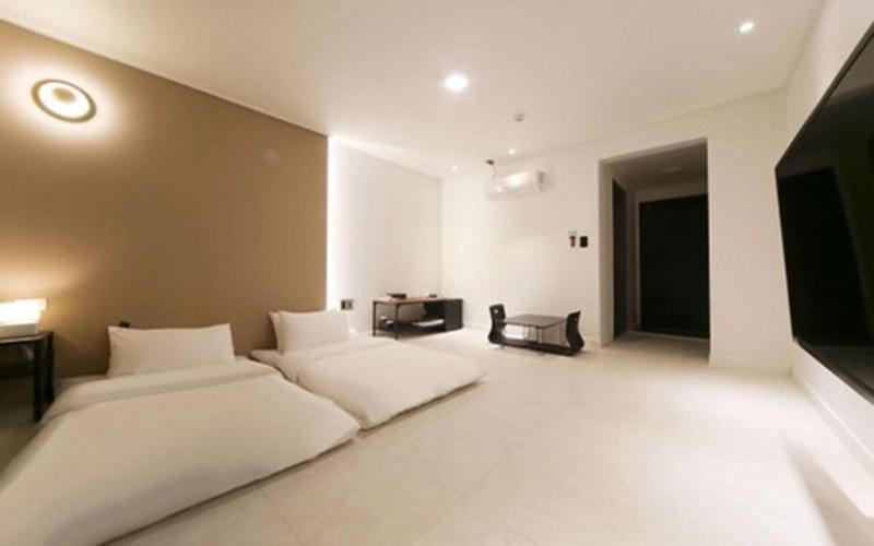 Hotel Pier 48 image