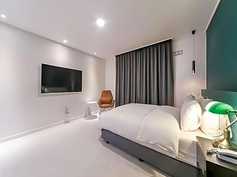 Hotel Pier 48 image
