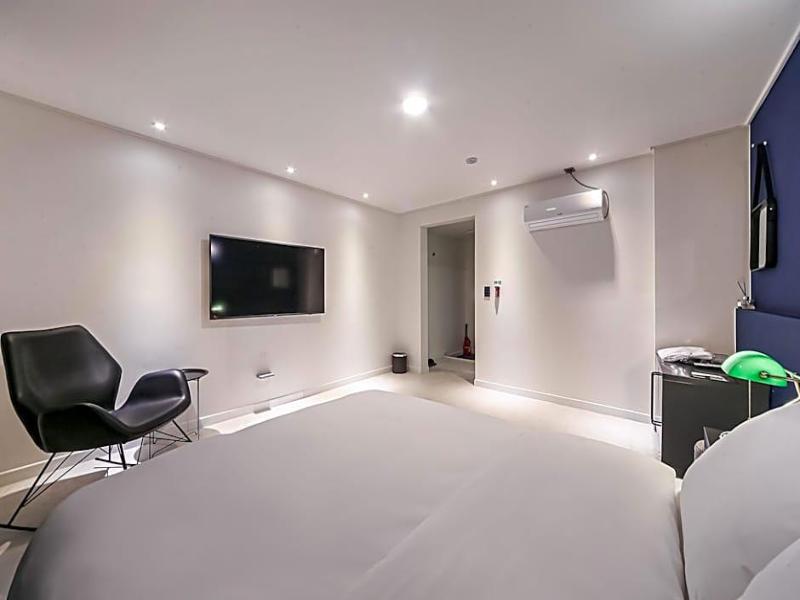 Hotel Pier 48 image