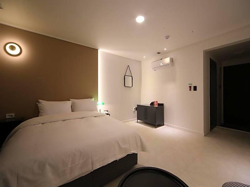 Hotel Pier 48 image