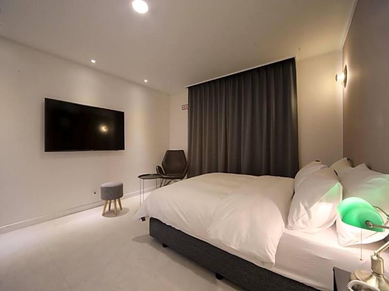 Hotel Pier 48 image