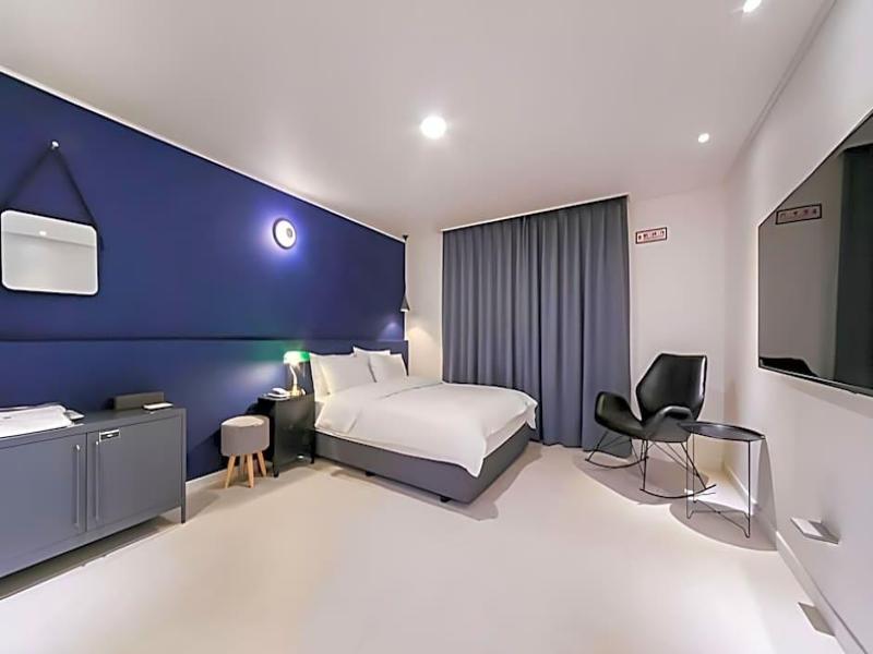 Hotel Pier 48 image
