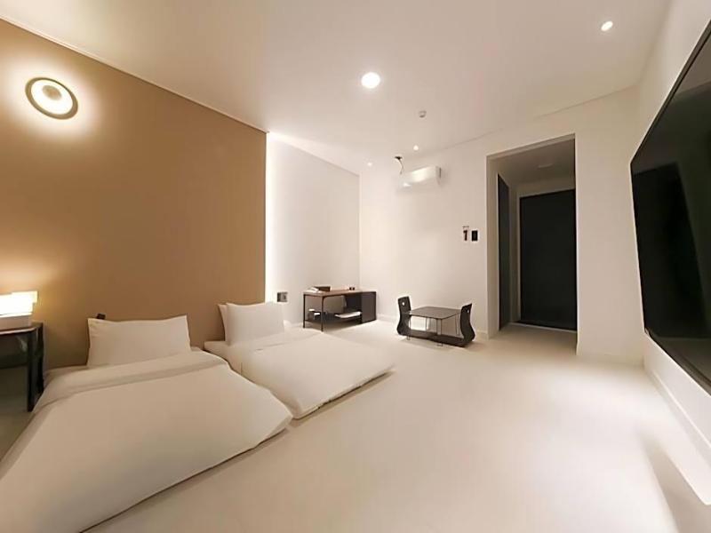 Hotel Pier 48 image