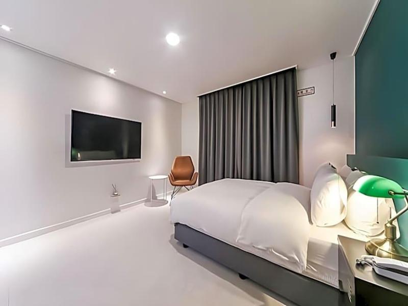 Hotel Pier 48 image