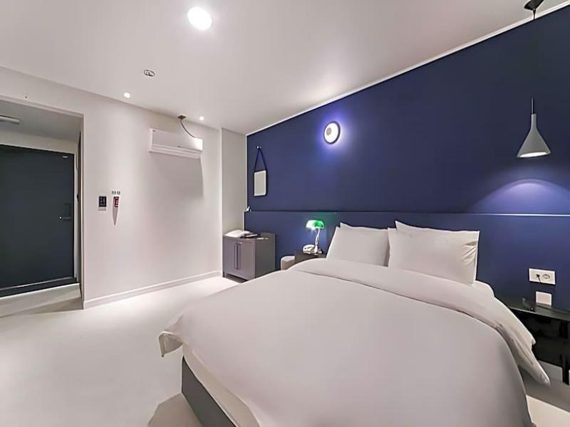 Hotel Pier 48 image