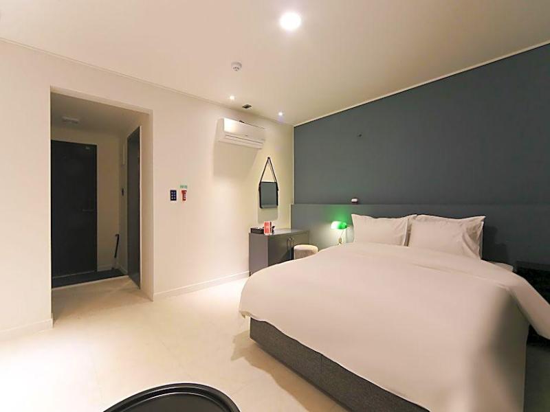 Hotel Pier 48 image