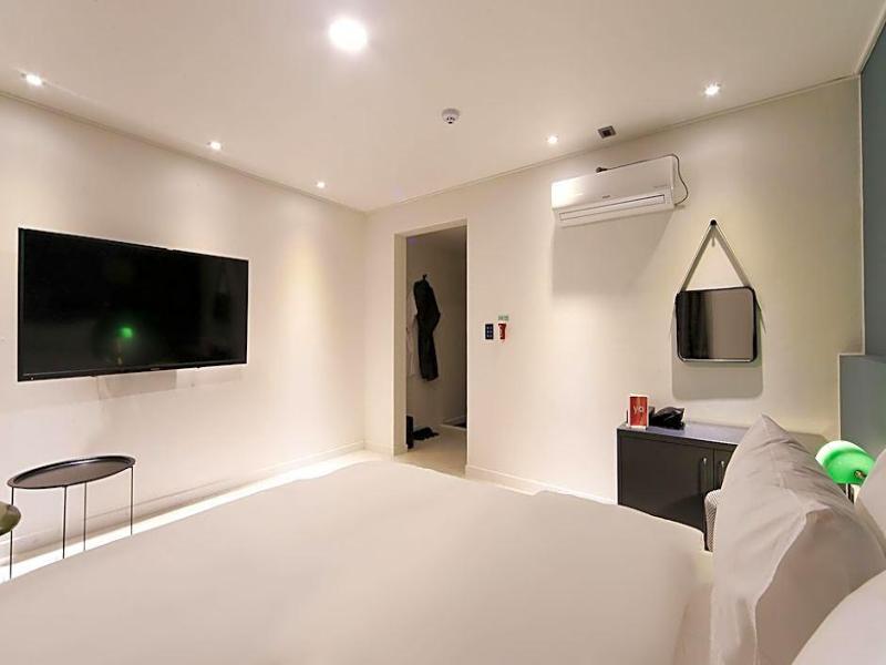 Hotel Pier 48 image