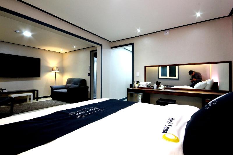 Hotel Luna image