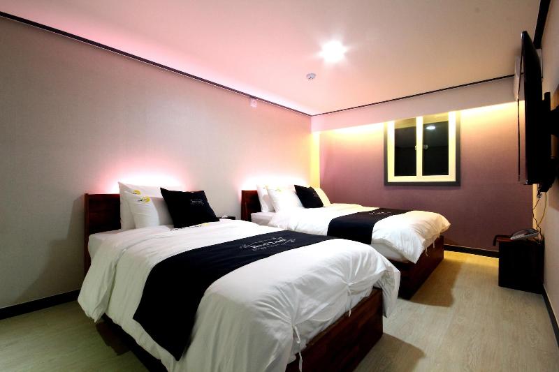 Hotel Luna image